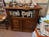une bibliothèque en bois sur laquelle sont posés de nombreux livres