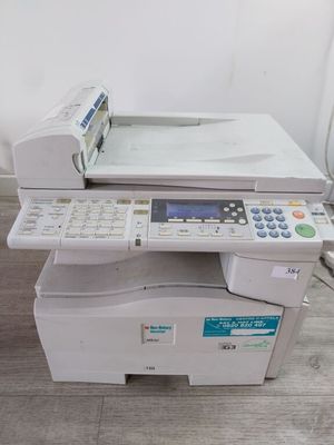 une imprimante posée sur un bureau