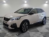 la voiture blanche est garée dans le garage sur un sol en damier