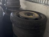 un tas de pneus posé contre un mur