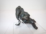 une figurine représentant un éléphant posée sur un socle transparent
