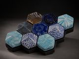 Des hexagones bleus et blancs sont disposés selon un motif hexagonal