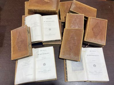plusieurs vieux livres posés sur une table les uns à côté des autres