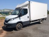 un camion blanc garé sur le parking