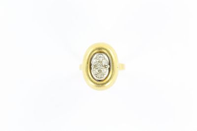 une bague en or jaune avec un diamant serti au centre