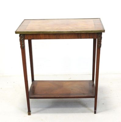 une image représentant une petite table en bois avec une étagère en dessous