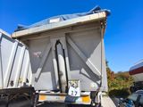 un camion garé à côté d'une voiture sur un parking