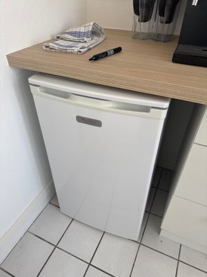 un petit lave-vaisselle blanc dans un coin de la cuisine