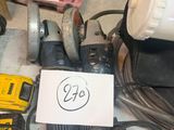 un grand nombre d'outils posés sur une table