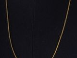 un collier à chaîne en or sur un mannequin mannequin mannequin mannequin mannequin mannequin mannequin mannequin mannequin mannequin
