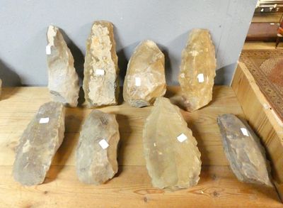 plusieurs morceaux de roche posés sur une table en bois