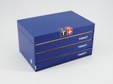 une boîte bleue surmontée de trois tiroirs