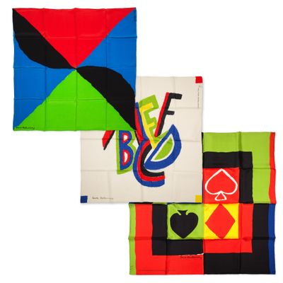 un groupe de quatre drapeaux de couleurs différentes sur fond blanc