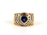 une bague en or sertie d'un saphir en forme de cœur, entouré de diamants