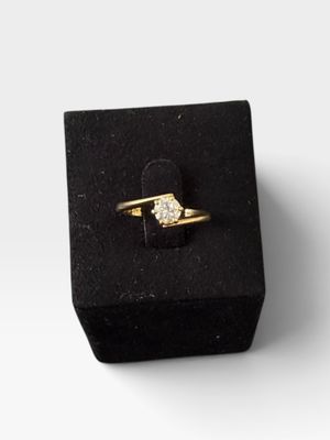 un gros plan d'une bague en diamant dans un écrin noir
