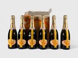 six bouteilles de champagne sont alignées en rang devant un sac