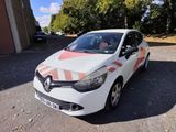 une voiture blanche ornée d'une bande rouge et blanche