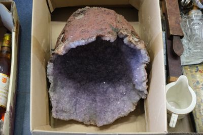 une boîte contenant un gros morceau de roche