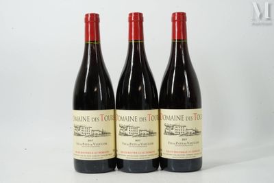 trois bouteilles de vin rouge posées côte à côte sur une table