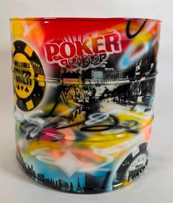 une tasse colorée sur laquelle est représenté un joueur de poker