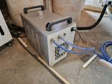 une machine placée au milieu d'une pièce
