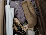 une boîte remplie de vêtements et une paire de chaussures