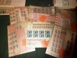 beaucoup de timbres et d'enveloppes sur la table