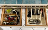 Contenu de deux tiroirs de la cuisine comprenant couverts, t… (photo 2)