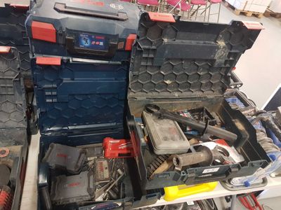de nombreux outils posés ensemble sur une table