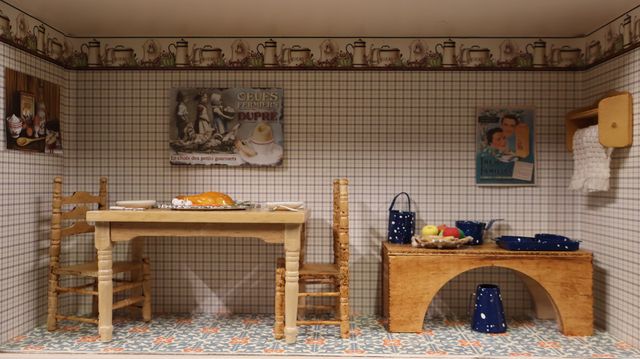 Diorama. Composition miniature, dans une vitrine en bois, vitre e...
