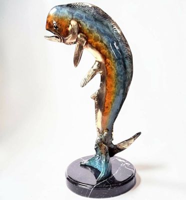 une statue représentant un poisson posée sur un socle