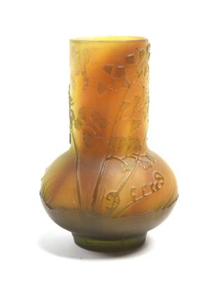 un vase en verre avec un motif sur une surface blanche