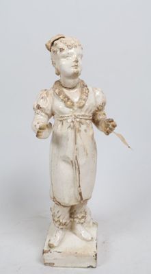 statue représentant un garçon tenant un oiseau dans la main