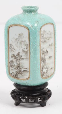 CHINE, XXe siècle Petit vase en porcelaine, de section carré…