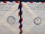 Deux enveloppes affranchies sont posées côte à côte sur une table.