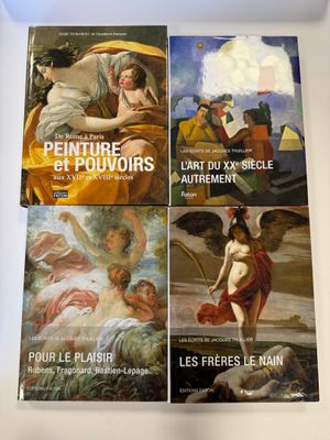 trois livres posés sur une table, à côté d'un tableau représentant une femme et d'un autre représentant un homme
