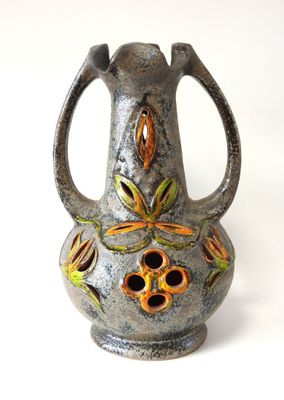 un vase gris orné de fleurs orange sur un fond blanc