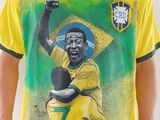 un homme portant un t-shirt jaune sur lequel figure l'image d'un footballeur