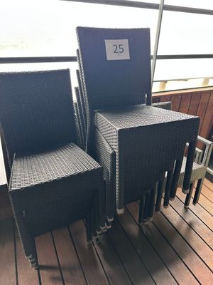 deux chaises en osier noir posées sur une terrasse en bois