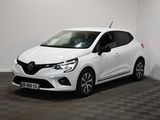 la voiture blanche est garée dans une pièce au sol en damier