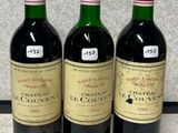 trois bouteilles de vin posées les unes à côté des autres sur un plan de travail