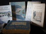 plusieurs livres sont posés sur une table les uns à côté des autres