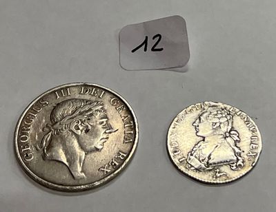 une image représentant deux pièces d'argent posées l'une à côté de l'autre sur une table