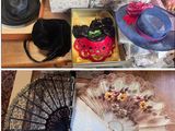 deux photos d'une table sur laquelle se trouvent des chapeaux, un éventail et un chat