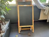 un petit tableau accroché dans un coin de la pièce, à côté d'une plante en pot