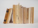 plusieurs livres sont empilés sur une surface blanche