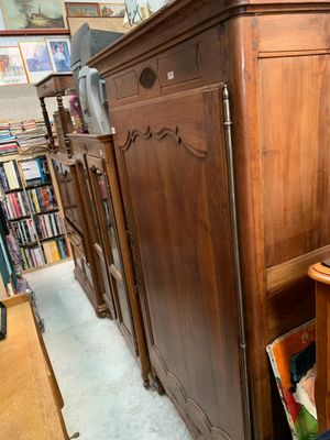 Bonnetière en noyer à décor en bas relief de vases et rincea…