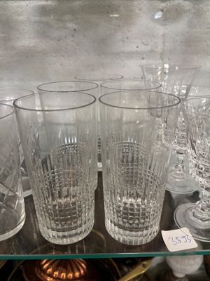 beaucoup de verres posés sur une étagère en verre dans un magasin