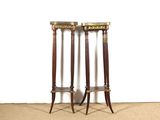 paire de tables d'appoint anciennes en bois et laiton, avec des plateaux en marbre