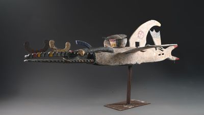 une image représentant une sculpture d'un oiseau portant un chapeau sur la tête